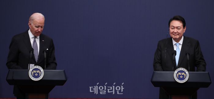 윤석열 대통령과 조 바이든 미국 대통령이 21일 서울 용산 대통령실 청사에서 공동기자회견을 하고 있다. ⓒ뉴시스