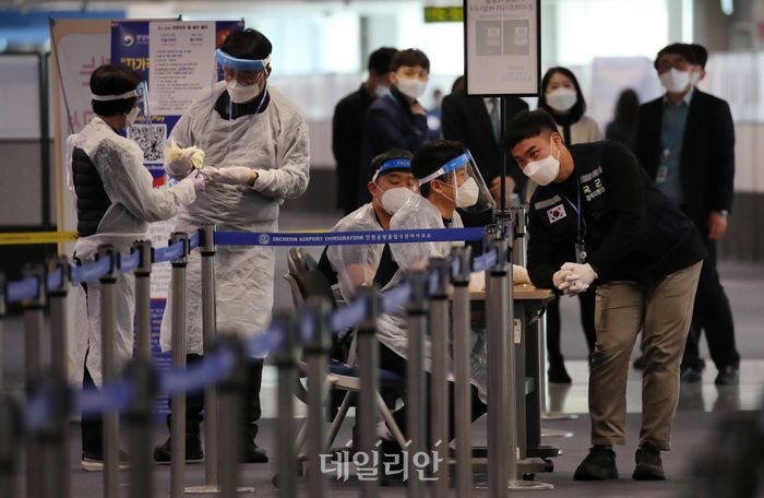 6일 인천국제공항 제1터미널 입국장에서 국군 검역원들이 입국객을 기다리고 있다.ⓒ데일리안 류영주 기자