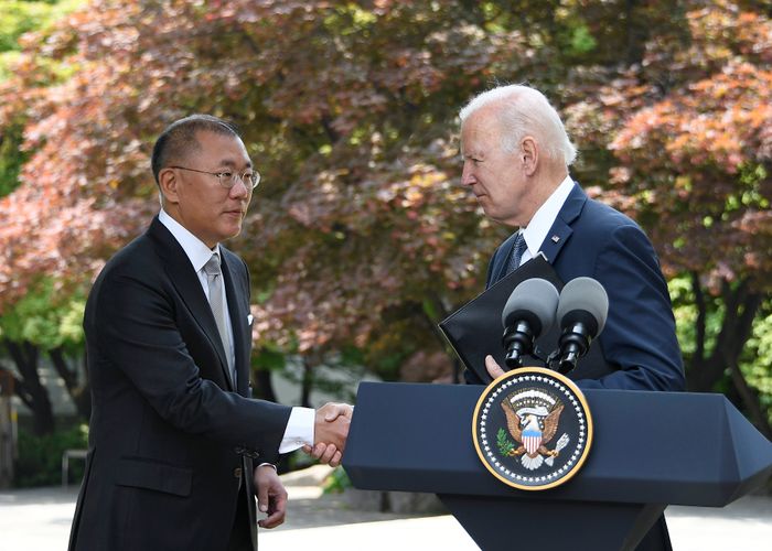 정의선 현대차그룹 회장과 조 바이든 미국 대통령이 22일 서울 용산구 그랜드 하얏트 호텔에서 국내외 언론 스피치에 앞서 악수하고 있다. ⓒ현대자동차그룹