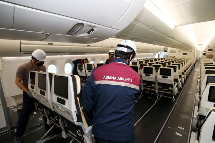 아시아나항공 직원들이 A350 개조 화물기 1대에 다시 좌석을 장착하며 여객기로 원상 복원하는 개조 작업을 하고 있다. ⓒ아시아나항공