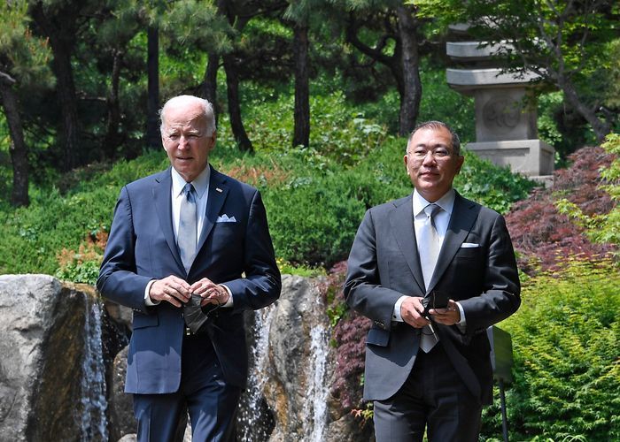 정의선 현대차그룹 회장(오른쪽)과 조 바이든 미국 대통령이 지난 22일 서울 용산구 그랜드 하얏트 호텔에서 환담을 마치고 국내외 언론 스피치를 위해 입장하고 있다. ⓒ현대자동차그룹