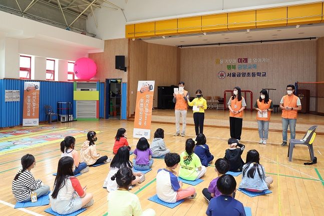 한화손보 직원들이 서울 용산구 금양초등학교를 찾아 보행 안전교육을 진행하고 있다. ⓒ한화손보