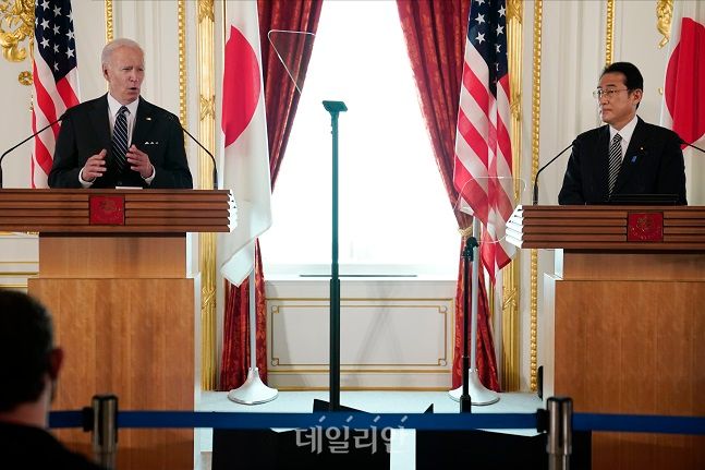 조 바이든(왼쪽) 미국 대통령과 기시다 후미오 일본 총리가 23일 일본 도쿄의 아카사카궁에서 양자 회담 후 공동 기자회견을 하고 있다. ⓒ뉴시스