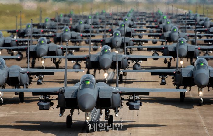 공군은 24일 북한 도발 징후를 사전에 포착하고 지속 추적하면서 실제 발사에 대비해 F-15K 전투기 30여대로 엘리펀트 워크(Elephant Walk) 훈련을 했다. ⓒ합동참모본부/뉴시스