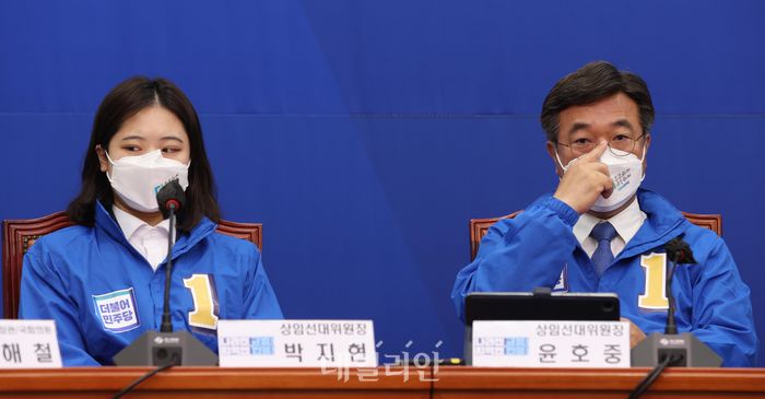 윤호중, 박지현 더불어민주당 상임선대위원장이 지난 25일 오전 국회에서 열린 선대위 합동회의에서 어두운 표정을 보이고 있다. (공동취재사진) ⓒ데일리안 박항구 기자
