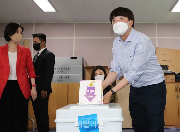 이준석 국민의힘 대표가 28일 오전 인천 계양구 계산2동행정복지센터에 마련된 사전투표소에서 투표를 하고 있다. ⓒ데일리안 박항구 기자