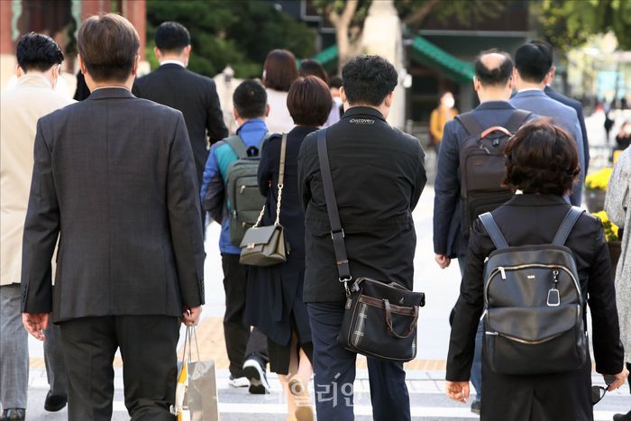 서울 광화문 세종대로에서 시민들이 출근길에 나서고 있다. ⓒ데일리안 홍금표 기자