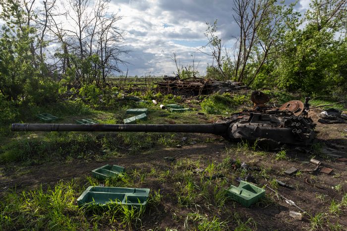 지난달 16일(현지시간) 우크라이나 하르키우주 말라 로한의 들판에 파괴된 전차들이 놓여 있다. ⓒ뉴시스·AP