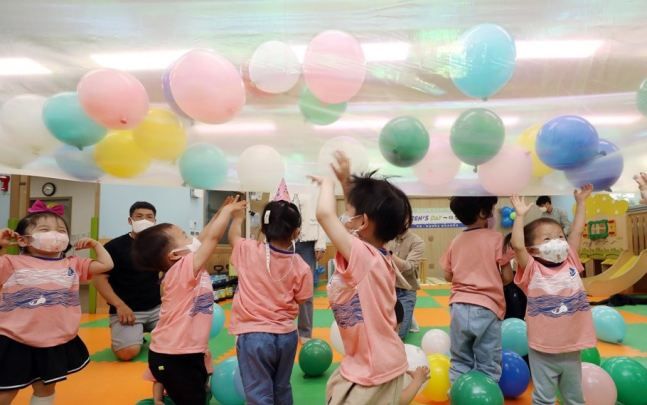 지난달 4일 오전 광주 북구청직장어린이집에서 어린이들이 놀이를 하고 있다. ⓒ연합뉴스