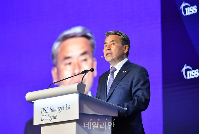 이종섭 국방부장관이 12일 오전 싱가포르에서 개최된 제19차 아시아안보회의(샹그릴라 대화) 본회의 6세션(아·태 지역 및 유럽에서 공통의 국방 도전)에서 '북한 비핵화와 인도태평양지역 안보'를 주제로 연설하고 있다. ⓒ국방부/뉴시스