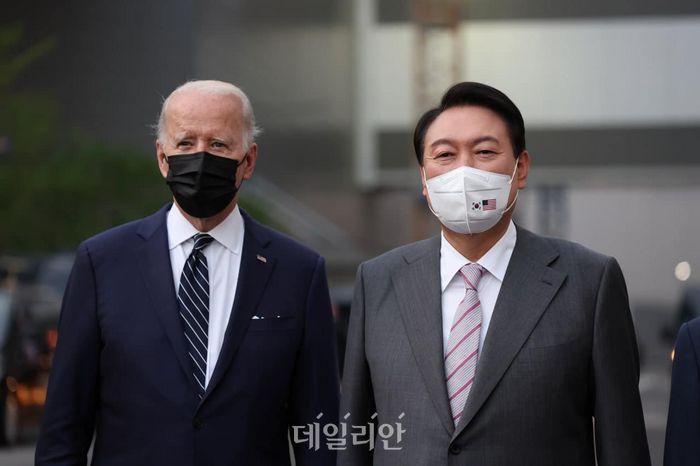 (Direita) Presidente Seok Yeol Yeon e Presidente dos EUA Joe Biden - Presidente Seok Yeol Yeon no Facebook