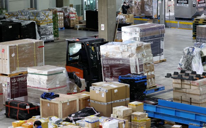 인천시 중구 인천본부세관 특송물류센터에 국내 소비자들이 해외직구로 구입한 직구물품들이 쌓여 있다.ⓒ뉴시스