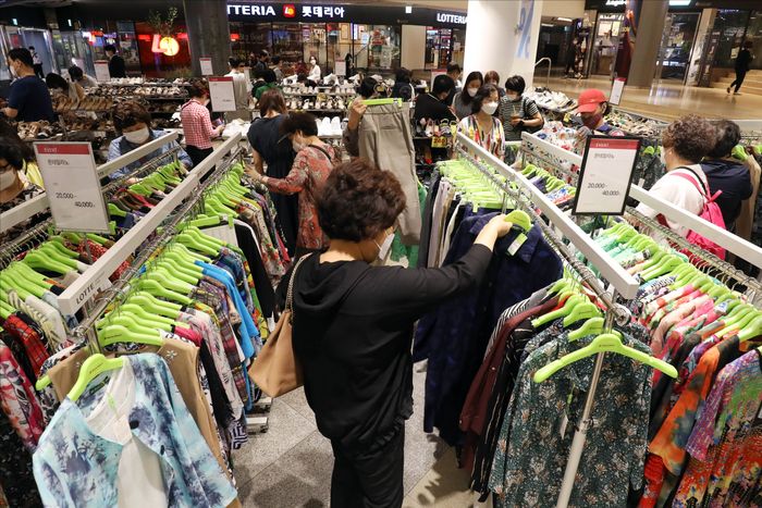 소비자들이 서울 시내 한 백화점에서 쇼핑을 하고 있다.ⓒ데일리안 홍금표 기자