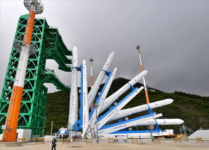 한국형 발사체 누리호(KSLV-Ⅱ) 지난 15일 전남 고흥군 나로우주센터 발사대에 누리호가 기립되고 있다. ⓒ항공우주연구원