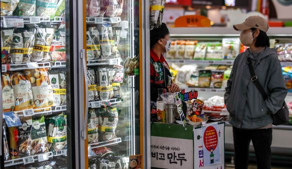 서울시내 대형마트를 찾은 시민들이 장을 보고 있다.ⓒ뉴시스