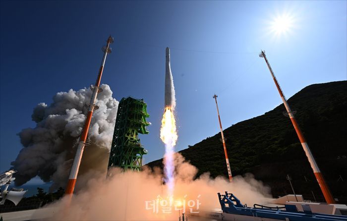 순수 국내 기술로 설계 및 제작된 한국형 발사체 누리호(KSLV-Ⅱ)가 지난 21일 전남 고흥군 나로우주센터 발사대에서 화염을 내뿜으며 우주로 날아오르고 있다. ⓒ사진공동취재단