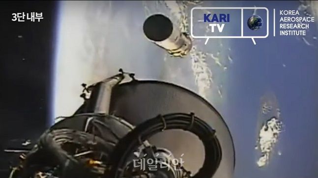 순수 국내 기술로 설계 및 제작된 한국형 발사체 누리호(KSLV-Ⅱ)가 21일 전남 고흥군 나로우주센터 발사대에서 출발해 촬영한 영상이 한국항공우주연구원 KARI TV 유튜브를 통해 공개됐다. 사진은 2단 분리 3단 점화 단계에서 누리호가 촬영한 지구. 실제 기능이 없는 위성 모사체만 실렸던 1차 발사와 달리 이번 2차 발사 누리호에는 성능검증위성과 4기의 큐브위성이 탑재됐다. ⓒ한국항공우주연구원