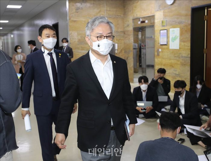 최강욱 더불어민주당 의원이 지난 4월 20일 오후 검찰청법과 형사소송법 등 