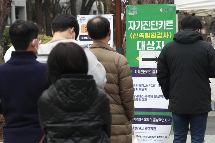 지난 3월 23일 오전 서울 성북구 길음 어울림마당 임시선별검사소에서 시민들이 검사를 받기 위해 대기하고 있다. ⓒ데일리안 홍금표 기자