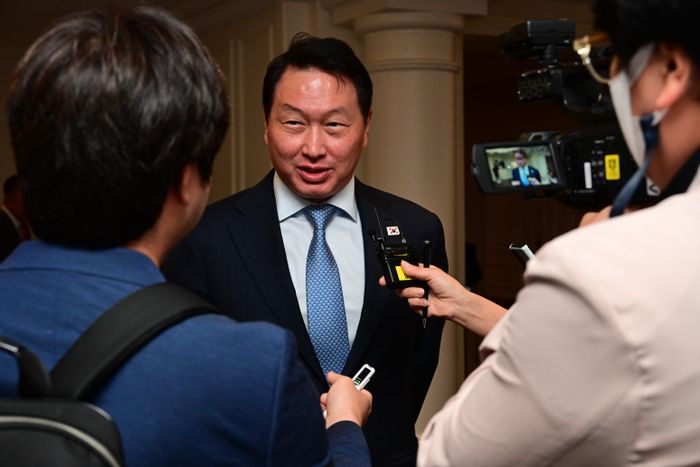 Chi Tae-won, presidente da Câmara de Comércio e Indústria da Coreia, que está fazendo campanha para sediar a Expo Mundial 2030 em Busan, se reúne com repórteres no Hotel Intercontinental em Paris, França, no dia 20 (horário local).  Gabinete do primeiro-ministro