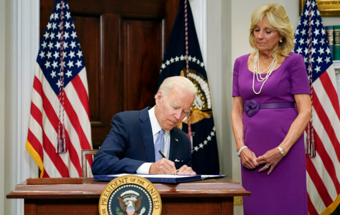 조 바이든 미국 대통령이 25일(현지시간) 백악관 루스벨트룸에서 질 바이든 여사가 지켜보는 가운데 미 의회를 통과한 총기규제법안에 서명하고 있는 모습.ⓒ뉴시스