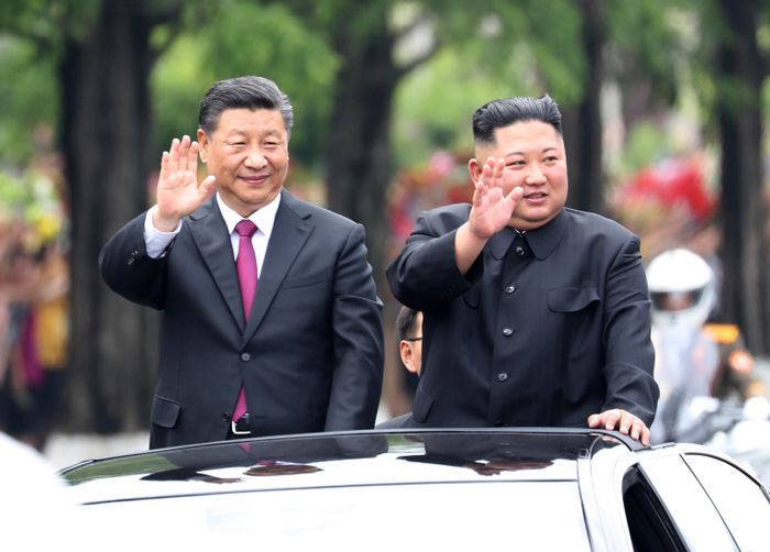 (오른쪽부터) 김정은 북한 국무위원장과 시진핑 중국 국가주석(자료사진) ⓒ신화/뉴시스