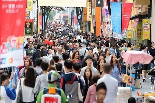 서울 명동 거리가 관광객과 시민들이 뒤섞여 발 디딜 틈 없이 붐비고 있다.ⓒ연합뉴스