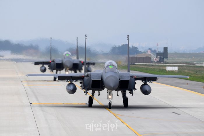 20일 청주기지에서 공군이 단독으로 실시하는 대규모 전역급 공중종합훈련인 소링이글(Soaring Eagle)훈련에 참가한 F-15K 전투기가 공중임무를 위해 줄지어 출격하고 있다. ⓒ공군/뉴시스
