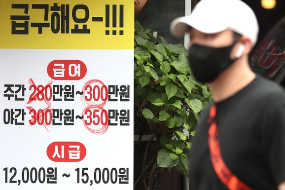 Em um restaurante no centro de Seul, notas são colocadas sobre os aumentos salariais dos funcionários