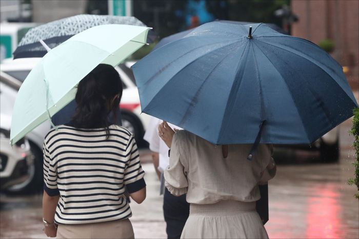 장마가 시작된 지난 23일 서울 중구의 한 거리에서 우산을 쓴 시민들이 길을 지나고 있다. ⓒ데일리안 홍금표 기자