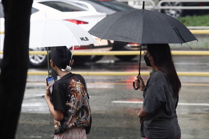 장마가 시작된 지난 23일 서울 중구의 한 거리에서 우산을 쓴 시민들이 길을 지나고 있다. ⓒ데일리안 홍금표 기자