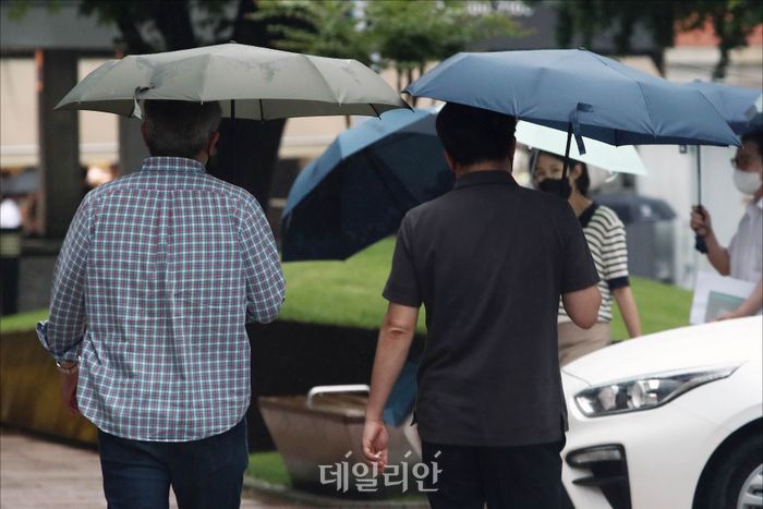 장마가 시작된 서울 중구의 한 거리에서 우산을 쓴 시민들이 길을 지나고 있다. ⓒ데일리안 홍금표 기자