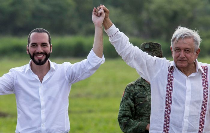 나이브 부켈레 엘살바도르 대통령(왼쪽)이 멕시코 안드레스 마누엘 로페스 오브라도르 대통령과 기념촬영을 하고 있다.ⓒAP/뉴시스