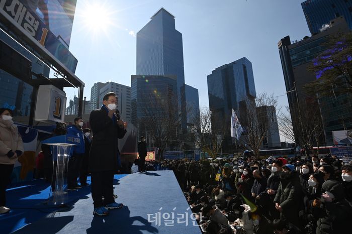이재명 더불어민주당 의원이 3·9 대선 선거운동기간 당시였던 지난 2월 서울 강남역 인근에서 열린 'JM은 강남스타일!' 선거 유세에서 지지를 호소하고 있다. ⓒ국회사진취재단