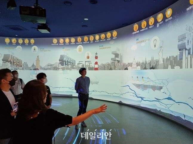 취재진이 국립등대박물관 내부 시설을 둘러보고 있다. ⓒ데일리안 장정욱 기자
