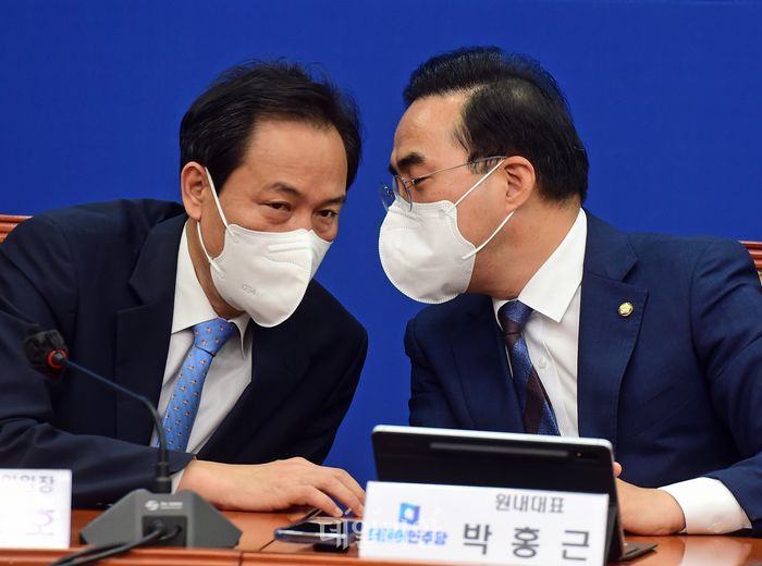 우상호 더불어민주당 비상대책위원장(왼쪽)과 박홍근 원내대표가 지난 1일 국회에서 열린 확대간부회의에서 이야기를 나누고 있다. (공동취재사진) ⓒ데일리안 박항구 기자