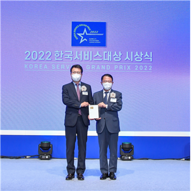 곽병영 대우건설 주택건축사업본부장(왼쪽)이 강명수 한국표준협회 회장으로부터 ‘종합대상’을 수상하고 있다.ⓒ대우건설