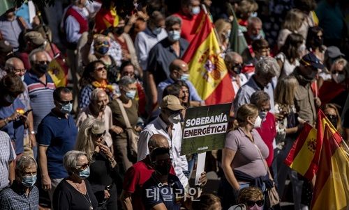 스페인은 올해 연료비 상승분을 반영해 전기요금을 전년 대비 68.5% 인상했다. 전기요금 급등에 항의하는 스페인 시민들. ⓒ연합뉴스