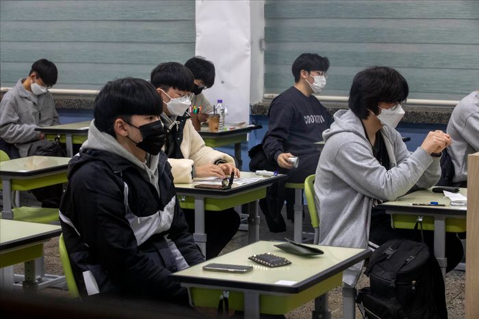 2022학년도 대학수학능력시험이 치러진 지난해 11월 18일 오전 서울 여의도고등학교에 마련된 시험장에서 수험생들이 시험을 기다리고 있다. ⓒ사진공동취재단