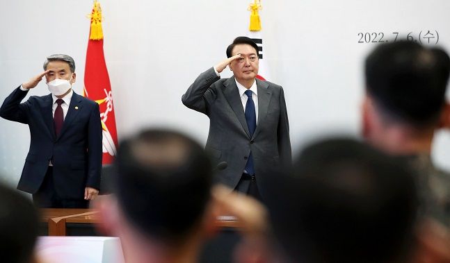 윤석열 대통령이 6일 충남 계룡대에서 열린 전군 주요지휘관 회의에서 경례를 받고 있다. ⓒ뉴시스