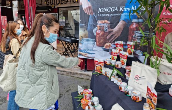 지난 11월 7일, 미국 캘리포니아 나파에 있는 'CIA 앳 코피아'에서 개최된 제2회 '미국 종가집 김치 쿡오프' 사전 마케팅 행사에서 현지인들이 종가집 김치 제품을 살펴보고 있다.ⓒ대상그룹