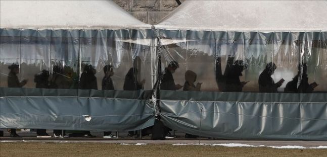 서울 중구 서울시청 앞 서울광장에 설치된 코로나19 선별진료소에서 시민들이 검사를 받기 위해 줄을 서 기다리고 있다. ⓒ데일리안 홍금표 기자