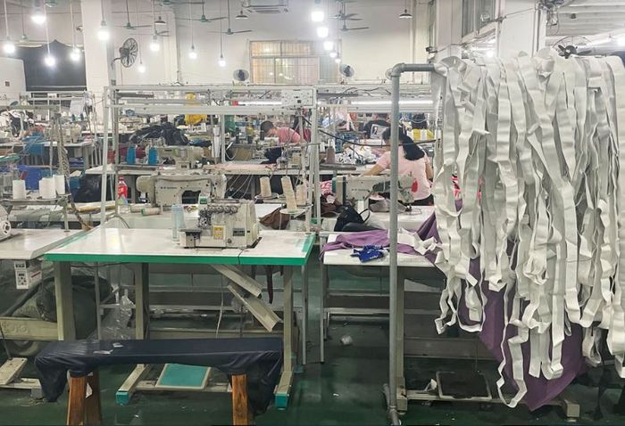 중국 광둥성 광저우시에 위치하고 있는 쉬인의 한 의류 공급업체 공장에서 직원들이 작업을 하고 있다.ⓒ 중국 식스톤 홈페이지 캡처