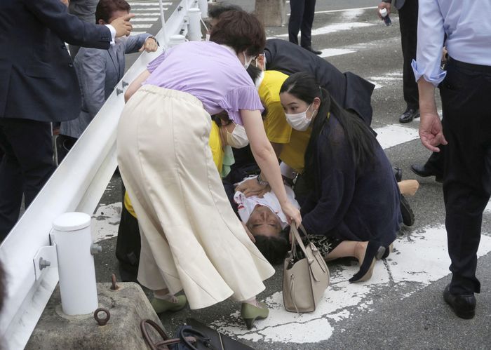 아베신조 전 일본 총리가 8일 서부 나라현에서 참의원 선거 유세에 나섰다 총격을 받고 쓰러져 있다. ⓒ연합뉴스