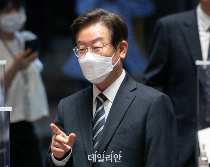 더불어민주당 이재명 의원이 4일 오후 서울 여의도 국회에서 열린 의원총회에 참석해 의원들과 인사를 나눈후 배정된 자리를 찾고 있다. (공동취재사진) ⓒ데일리안 홍금표 기자