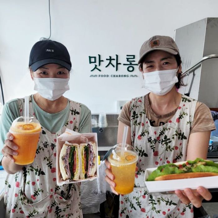 금능맛차롱 상점이 뿔소라 샌드위치, 제주 감귤주스 및 에이드 등을 판매하고 있다. ⓒ어촌어항공단