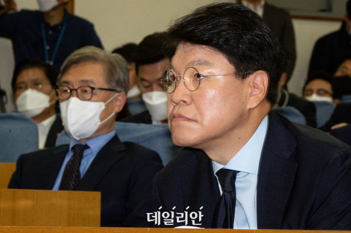 장제원 국민의힘 의원(오른쪽)과 최재형 혁신위원장이 27일 서울 여의도 국회 의원회관에서 열린 