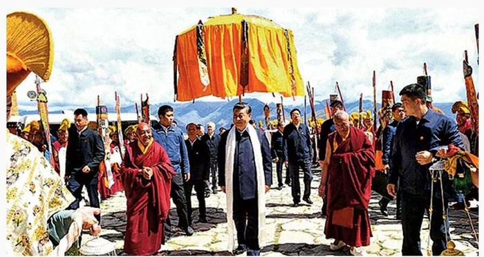 시진핑 중국 국가주석은 올가을 열리는 20기 공산당 전국대표대회에서 당총서기직 3연임을 확정짓고 ‘인민 영수’의 칭호를 부여받을 것으로 예상된다. 사진은 지난해 7월 티베트자치구 라싸를 방문한 시 주석(가운데)이 승려들의 환영받고 있는 모습.ⓒ 홍콩 명보 홈페이지 캡처