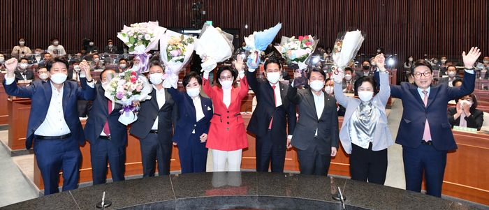 Representative Lee Jun-seok and floor leader Kwon Seong-dong pose for a commemorative photo after delivering bouquets of flowers to the elected lawmakers in the June 1 by-election at the National Assembly General Assembly held at the National Assembly in Yeouido, Seoul on the 14th.  From left, Representative Lee, Rep. Lim Byung-hun, Rep. Park Jeong-ha, Rep. Choi Young-hee, Rep. Lee In-sun, Rep. Jang Dong-hyeok, Rep. Ahn Cheol-soo, Rep. Kim Young-sun, and floor leader Kwon.  (Joint photo) ⓒDailyan Reporter Park Hang-gu