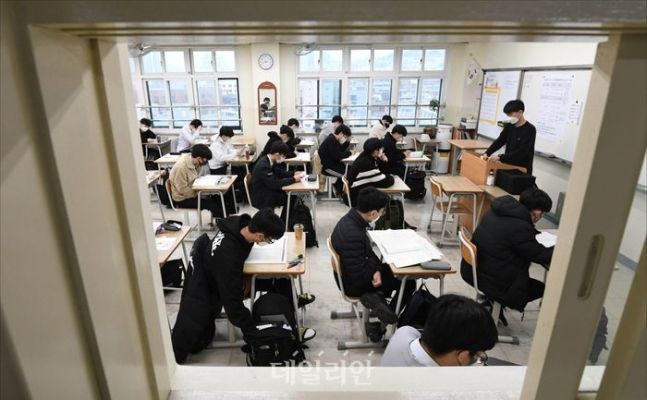 2022년 3월 24일 서울 용산고등학교 고3 교실에서 2022 전국연합 학력평가가 시작되기에 앞서 학생들이 마무리 점검을 하고 있다. ⓒ사진공동취재단